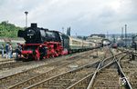 Bevor 042 271 wieder nach Norddeutschland zurückkehrte, wurde sie nach ihrem Aufenthalt im RAW Meiningen vor Planzügen einem richtigen Härtetest unterzogen. Hierzu wurden die Schnellzüge D 554 (Meiningen-Arnstadt (-Berlin-Schöneweide) und zurück der D 952 (Dresden-) Arnstadt-Meiningen) ausgewählt. Hier steht 042 271 vor D 554 bereit, der Meiningen um 11.04 Uhr verlassen soll. (15.06.1991) <i>Foto: Manfred Kantel</i>