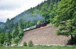Im Tal der "Wilden Gera" ist 042 271 mit D 952 zwischen Gräfenroda und Gehlberg unterwegs. (15.06.1991) <i>Foto: Manfred Kantel</i>