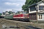 Mit einem Personenzug nach Schleusingen steht DR 118 736 im Bahnhof Suhl. (15.06.1991) <i>Foto: Manfred Kantel</i>