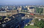 Blick aus einem Hausneubau an der Maxstraße auf eine 143, die mit einem Schnellzug soeben durch Dresden-Mitte gefahren ist und nunmehr dem Hauptbahnhof entgegenrollt. (04.10.1991) <i>Foto: Manfred Kantel</i>