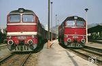 Zwei Loks aus der Lokomotivfabrik Oktober-Revolution, Woroschilowgrad treffen sich im Bahnhof Greiz. DR 120 274 blieb als Museumslok im Bw Arnstadt/Hist. erhalten, DR 120 338 als private Museumslok und Leihgabe beim VM Dresden. (07.10.1991) <i>Foto: Manfred Kantel</i>