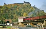 Eine DR 120 überquert in Greiz die Weiße Elster wird wird gleich 240m langen Hainbergtunnel unterhalb des oberen Schlosses verschwinden. (07.10.1991) <i>Foto: Manfred Kantel</i>