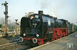 Zu Filmaufnahmen wurde 03 001 mit dem Messeemblem der Messe Leipzig und zeitgenössischem Fahnenschmuck ausgerüstet. Nachgestellt wurde der Gex 2909, der durch das Elstertal verkehrte. (18.11.1991) <i>Foto: Manfred Kantel</i>