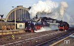 In Gera Hbf überholt 03 001 mit dem Filmzug Gex 2909 die dort wartende 38 1182. Der Gex 2909 war ein Postexpress, wie er 1965 von Erfurt über Leipzig - Gera - Zwickau - Dresden bis Görlitz verkehrte.  (18.11.1991) <i>Foto: Manfred Kantel</i>