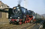 03 001 mit dem nachgebildeten Gex 2909 (Erfurt - Gera - Görlitz) im Bahnhof Wünschendorf. (18.11.1991) <i>Foto: Manfred Kantel</i>