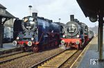 Eine historisch perfekte Kulisse für den Filmzug mit 03 001 bildete der Bahnhof Wünschendorf an der Elster. Hier trifft der schnelle Postexpress Gex 2909 auf 38 1182 vor einem Personenzug. (18.11.1991) <i>Foto: Manfred Kantel</i>