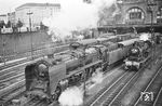 01 221 (Bw Wittenberge), die spätere 01 530, verlässt mit D 164 aus Berlin den Hamburger Hauptbahnhof. Daneben steht 78 420 vom Bw Hamburg Hbf. (14.05.1961) <i>Foto: Joachim Claus</i>