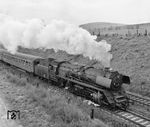 41 278 (Bw Eisenach) hat in der Ausfahrt von Bebra einen Interzonenzug am Haken. Obwohl die Vorräte auf dem Tender nur aus "Blumenerde" zu bestehen scheinen, hat der Heizer gut aufgelegt und genießt locker die Ausfahrt. (21.04.1961) <i>Foto: Joachim Claus</i>