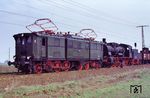 E 77 10 und 57 3297 mit Sonderzug 93308 bei Weißig. (09.04.1989) <i>Foto: Peter Schiffer</i>