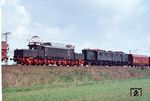 E 94 056 vor E 95 02 mit Sonderzug 93314 bei Weißig. (09.04.1989) <i>Foto: Peter Schiffer</i>
