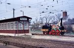 Anlässlich des 150-jährigen Jubiläums der ersten deutschen Ferneisenbahn Leipzig–Dresden kam auch dieser Nachbau der ersten in Deutschland gebauten Dampflok (Maschinenbauanstalt Übigau, Dresden, 1838) zum Einsatz. Eine Straßenversion war bereits beim 100-jährigen Jubiläum dabei (vgl. Bild-Nr. 18258). (08.04.1989) <i>Foto: Peter Schiffer</i>