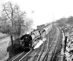 01 0528 vor D 1100 (Leipzig - Frankfurt/M) hat soeben den Bahnhof Hönebach hinter sich gelassen und wird in Kürze in den Hönebacher Tunnel einfahren. (17.02.1973) <i>Foto: Dieter Kempf</i>