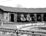 Blick auf den 15-ständigen Ringlokschuppen 2 des Bw Bebra, dem eine Segmentdrehscheibe vorgelagert ist. Im Schuppen stehen die beiden Erfurter 01 0501 und 01 0528 für die Heimreise bereit.  (17.02.1973) <i>Foto: Dieter Kempf</i>