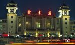 Der Pekinger Zentralbahnhof ist neben dem Westbahnhof und dem Südbahnhof einer der drei großen Bahnhöfe von Peking. Durch die Eröffnung des Westbahnhofs 1996 sowie des neuen Südbahnhofs 2008 verlor der Zentralbahnhof an Bedeutung, wird jedoch weiterhin von täglich 120.000 bis 150.000 Reisenden benutzt. Der Bahnhof befindet sich in zentraler Lage nahe Jianguomen innerhalb der 2. Ringstraße. Das Hauptgebäude bietet Zugang zu mehreren Warteräumen. Der Zutritt zu den Bahnsteigen ist nur für Passagiere mit gültigen Fahrkarten möglich. In einem Nebengebäude befinden sich die Schalter für den Fahrkartenverkauf. (27.05.2004) <i>Foto: Manfred Kantel</i>