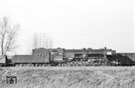 52 4908 mit Steifrahmentender (Inbetriebnahme am 28.10.1943 bei der RBD Breslau) bei Leipzig. Auf dem Windleitblech wird für die Erfüllung des neuen 7-Jahresplans geworben. Die Pläne über mehrere Jahre legten in sozialistischen Zentralverwaltungswirtschaften die volkswirtschaftlichen Aktivitäten fest. Neben den Zuweisungen von Fonds und Ressourcen sowie Vorgaben für zu erbringende Produktion und Dienstleistungen, legen sie auch viele ökonomische Variablen fest, wie Investitionen, Preise und Löhne - also das genaue Gegenteil einer freien Marktwirtschaft. (09.03.1961) <i>Foto: Joachim Claus</i>