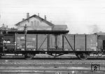 Als offener Güterwagen für mehr als 20 t Ladegewicht wurde durch die Deutsche Reichsbahn der "Omm(r)u Villach" ab 1939 in großer Anzahl angeschafft. Nach dem Zweiten Weltkrieg waren die Wagen über ganz Europa verstreut und wurden teilweise umgebaut. Der Ommru-Wagen 43-72-37 bleib bei der DDR-Reichsbahn. (1959) <i>Foto: Gerhard Illner</i>