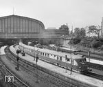 Ein Neubautriebwagen der DR (Reihe VT 12.14 der Fa. Ganz aus Budapest) als Interzonenzug Ft 165 nach Berlin-Stadtbahn in Hamburg Hbf. Der Zug wird um 21.59 Uhr in Berlin Ostbf eintreffen. (15.05.1961) <i>Foto: Joachim Claus</i>
