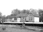 Das Empfangsgebäude von Triangel (,Dreieck‘) an der Bahnstrecke Braunschweig - Gifhorn - Uelzen. Der Name bezieht sich auf die ursprüngliche Form der Gemarkung im niedersächsischen Landkreis Gifhorn. In Triangel wurde 1871 das erste deutsche Torfwerk gegründet. Die Norddeutsche Torfmoorgesellschaft stellte 1885 einen Antrag auf die Erschließung ihrer Torfabbaugebiete durch eine Eisenbahnstrecke. Nach dreijähriger Bauzeit konnte der Güterverkehr zum 1. Mai 1889 eröffnet werden. (01.05.1967) <i>Foto: Detlev Luckmann</i>