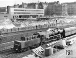 52 7003 (Wiener Lokomotivfabrik, Wien-Floridsdorf, Inbetriebnahme am 08.07.1943 in der RBD Breslau) mit einem Kohlezug an der Knobelsdorffbrücke in Berlin-Charlottenburg. Bereits ein halbes Jahr nach dieser Aufnahme fuhr sie als 52 8067 durch die Gegend. Auffällig ist, dass hier eine 52er mit dem Tender einer 50er gekuppelt ist, was es durchaus auch schon bei Ablieferung der Kriegsloks gab, aber kaum dokumentiert ist. Nicht zu erkennen ist, ob die 52er das übliche geschlossene Führerhaus besitzt und der Tender an diese Bauform angepasst wurde, oder – eher unwahrscheinlich –  das Führerhaus an den Tender angeglichen wurde. Den letzten Erkenntnissen nach scheint die Führerhausrückwand doch an den Tender angepasst worden zu sein, wie der Umbug am Dach und die nicht sereinmäßigen Nietnähte an der rechten Außenwand zeigen.  (19.03.1962) <i>Foto: Joachim Claus</i>