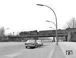 01 050 vom Bw Berlin Ostbf überquert mit dem Transitzug D 110 nach Bonn die "Straße des 17. Juni" am Haltepunkt Berlin-Tiergarten. (20.03.1962) <i>Foto: Joachim Claus</i>