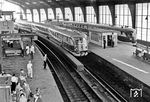 Diese Bild konnte wohl nur der Fotograf der RBD Berlin ungestraft aufnehmen: Auf dem Fernbahnsteig des Bahnhofs Friedrichstraße begegnen sich ein Vorkriegs-SVT 137 und der ungarische Ganz-VT 12.14. Die fortschreitende Spaltung Berlins zeigte bald auch Auswirkungen auf dem Bahnhof Friedrichstraße. 1953 wurde der Fernbahnsteig B für die Nutzung von S-Bahn-Zügen hergerichtet. Damit gab es insgesamt vier S-Bahn-Gleise. So ließ sich der Reiseverkehr zwischen dem Ostsektor und dem Britischen Sektor der Stadt durch die DDR-Regierung besser kontrollieren und bei Bedarf ganz sperren. Es begann die Zeit der „illegalen“ Ausreisen aus dem Staatsgebiet der DDR – für nur 20 Pfennig, soviel kostete ein Fahrschein bis zum nächsten Bahnhof im Westteil von Berlin, dem damals noch existierenden Lehrter Stadtbahnhof. In dieser Zeit entstanden zahlreiche Beobachtungs- und Kommandotürme am Grenzbahnhof, im Februar 1951 auf Bahnsteig B und im Frühling 1955 auf Bahnsteig C. Die abrupte Spaltung Berlins am 13. August 1961 durch den Mauerbau trennte auch die Verbindungen des Bahnhofs Friedrichstraße. (1957) <i>Foto: Historische Sammlung der Deutschen Bahn AG</i>