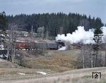 94 2043 mit P 69340 auf dem Weg von Eibenstock unterer Bf zum oberen Bf. Die Entfernung zwischen den beiden Bahnhöfen betrug ca. 3,5 km, der Höhenunterschied etwa 130 m. Im Zuge eines Talsperrenbaus wurde die Strecke am 27. September 1975 stillgelegt. (08.04.1975) <i>Foto: Johannes Glöckner</i>