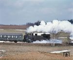 94 2043 wurde am 30.06.1919 als sächs. XI HT 2066 beim Bw Aue in Dienst gestellt und blieb bis zu ihrer Ausmusterung am 09.01.1976 dort stationiert. Obwohl 94 2043 keine geeignete Lok für die Eibenstocker Steilstrecke war, da sie über keine Gegendruckbremse verfügte, die hier zwingend vorgeschrieben war, wurde sie immer wieder mit einer Sondergenehmigung der RBD Dresden dort eingesetzt. (08.04.1975) <i>Foto: Johannes Glöckner</i>