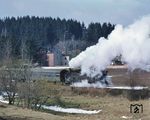 Die Bahnstrecke Eibenstock unt Bf – Eibenstock ob Bf war mit einer Neigung von 50 Promille die steilste Eisenbahnstrecke in Sachsen. Hier müht sich 94 2043 über die Strecke kurz vor dem Endpunkt. (08.04.1975) <i>Foto: Johannes Glöckner</i>