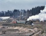 94 2043 erreicht mit P 69340 die ersten Häuser von Eibenstock. (08.04.1975) <i>Foto: Johannes Glöckner</i>