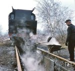 Entschlacken in der Lokstation Eibenstock oberer Bf. (08.04.1975) <i>Foto: Johannes Glöckner</i>