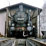 Die mittlerweile 56 Jahre alte 94 2043 in der Lokstation Eibenstock oberer Bf. Mit Stillegung der Steilstrecke wurde sie auch am 01.10.1975 abgestellt und am 09.01.1976 ausgemustert. (08.04.1975) <i>Foto: Johannes Glöckner</i>