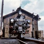 99 1586 (Hartmann, Baujahr 1912) im Bw Schönheide Mitte. Der Bahnhof Schönheide Mitte (bis 1950: Schönheide) war die größte Zwischenstation des 1893 eröffneten Abschnitts Saupersdorf ob Bf – Wilzschhaus. Neben einem Empfangsgebäude, Wirtschaftsgebäude, Güterschuppen und Kohleschuppen wurde auch ein vierständiges zweigleisiges Heizhaus gebaut.  (08.04.1975) <i>Foto: Johannes Glöckner</i>
