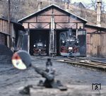 Jöhstadt war der Betriebsmittelpunkt der Schmalspurbahn Wolkenstein - Jöhstadt. Hier befand sich neben umfangreichen Abstellgleisen auch ein dreiständiger Lokschuppen, welcher die Lokomotiven der Strecke beheimatete, hier sind es 99 1594 und 99 1585. (10.04.1975) <i>Foto: Johannes Glöckner</i>