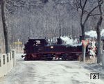 Der Straßenwegweiser zeigt es an: 99 1594 hat vor 6 km Jöhstadt verlassen und befindet sich nunmehr zwischen Schmalzgrube und Steinbach. (10.04.1975) <i>Foto: Johannes Glöckner</i>