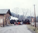 99 1594 passiert mit P 14292 nach Wolkenstein in Steinbach auch die Bewunderer aus dem örtlichen Kindergartens. (10.04.1975) <i>Foto: Johannes Glöckner</i>