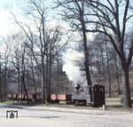 99 3315 trifft in Bad Muskau ein. Die Henschel-Brigadelok kam 1917 zur Heeresfeldbahn und dort die HFB-Nummer 1547 zugeteilt. 1922 erwarb sie die Gräflich von Armin'sche Kleinbahn, heute als Waldeisenbahn Muskau bekannt, und setzte sie auf ihren Strecken ein. (11.04.1975) <i>Foto: Johannes Glöckner</i>
