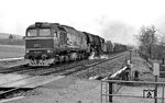 Um eine Lokleerfahrt nach Bebra zu sparen, spannte man die Erfurter 01 0520 in einem Güterzug hinter die Eisenacher V 200 234 (DR 120 234).  (03.04.1972) <i>Foto: Burkhard Wollny</i>