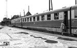 SVT 137 852 als Ext 21 "Neptun" (Berlin Ostbf ab 09.13 Uhr - Warnemünde an 13.21 Uhr) in Warnemünde. Dort gab es Anschluss zur Fähre nach Gedser und weiter nach Kopenhagen. Die Rückfahrt erfolgte als Ext 22 "Neptun" (Warnemünde ab 14.13 Uhr - Berlin Ostbf an 18.19 Uhr). (01.09.1963) <i>Foto: Rolf Thalheim</i>