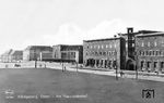 Der Bahnhof Königsberg Hbf auf einer zeitgenössischen (retuschierten) Postkarte. Der Bahnhof wurde nach 17-jähriger Bauzeit, die durch den Ersten Weltkrieg unterbrochen wurde, am 19. September 1929 als Königsberg (Pr) Hauptbahnhof an Stelle der bisherigen Bahnhöfe Königsberg Süd und Königsberg Ost südwestlich der damaligen Innenstadt im Bereich der ehemaligen Stadtbefestigung eröffnet. Er gehörte seinerzeit zu den modernsten Bahnhöfen der Deutschen Reichsbahn, besaß eine dreischiffige Halle, ein großzügiges Empfangsgebäude in architektonischer Anlehnung an den Expressionismus bzw. die Backsteingotik, separate Gepäcktunnel und Gastronomie. Auf dem Vorplatz wurde eine viergleisige Wendeschleife der Königsberger Straßenbahn verlegt. Von Beginn an bis zum Ende des Zweiten Weltkrieges war der Königsberger Hauptbahnhof ein internationales wie nationales Verkehrsdrehkreuz an der Preußischen Ostbahn mit wichtigen Zügen wie dem D 1 (Berlin–Königsberg–Eydtkuhnen–Riga) und durchgehenden Kurswagen nach Liepaja, Warschau, Breslau, Dresden und Paris. Nachdem Königsberg wie der gesamte Nordteil der Privinz Ostpreußen 1945 an die Sowjetunion gefallen war, änderte sich die Bedeutung des Bahnhofs mit der Zugehörigkeit der 1946 in Kaliningrad umbenannten Stadt zu einem sowjetischen Militärsperrgebiet schlagartig. Die Gleisanlagen des weitgehend unzerstört gebliebenen Bahnhofes wurden in den Jahren 1945/1946 auf russische Breitspur umgespurt. Der Bahnhof war fortan nicht mehr für Personenzüge aus Richtung Westen erreichbar. Erst nach dem politischen Tauwetter von 1989 gewann der Bahnhof wieder an Bedeutung. Zum 750-jährigen Stadtjubiläum im Jahr 2005 wurde er grundlegend saniert. Dabei wurde auch das Glasdach, das nach dem Zweiten Weltkrieg nur notdürftig mit Holzbrettern ausgebessert worden war, vollständig erneuert sowie die Vorhalle mit neuem Granit-Fußboden, Kronleuchtern und Springbrunnen ausgestattet. Heute fahren hier wieder täglich Züge nach Gdynia in Polen mit Kurswagen nach Berlin, sowie Schnellzüge nach Moskau, Sankt Petersburg und Sotschi. (1930) <i>Foto: Stengel (Königsberg)</i>
