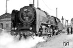 01 204 wurde am 01.04.1937 beim Bw Halle P in Dienst gestellt. Mit dem Dampfende zwischen Dresden und Berlin Ende September 1977 wurde die Lok, die als historisches Fahrzeug erhalten werden sollte, im Schuppen 1 des Bw Dresden geschützt abgestellt. Nach ihrer überraschenden Wiederinbetriebnahme in Saalfeld 1980/81 und zum Abschluß in Wismar wurde die Lok am 16. Juni 1982 an die Loksammlung Falz nach Westdeutschland verkauft. Vom 1982 bis 1987 im Lokschuppen St. Wendel untergebracht, steht sie heute im Dampflokmuseum Hermeskeil. Das Bild zeigt sie nach Rückkunft von einer Fahrzeugausstellung in Decin in ihrer langjährigen Heimat Dresden Altstadt. (19.05.1981) <i>Foto: Helmut Linke</i>