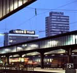Nachtstimmung auf dem Dortmunder Hauptbahnhof. Im Hintergrund werben zwei bekannte Dortmunder Biermarken. Was wenig bekannt ist, Dortmund hat eine weit in die Vergangenheit zurückreichende Biertradition. Bereits 1293 erhielt die Stadt das Brauprivileg. 30 Brauereien zählte die Westfalenmetropole um 1900, davon gehörten 15 zu den Großbrauereien. Nur in München und Berlin wurde zu dieser Zeit mehr Bier gebraut. In den 1950er und 1960er Jahren avancierte Dortmund gar zur Bierhauptstadt Europas.  (28.04.1975) <i>Foto: Johannes Glöckner</i>