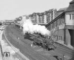 74 826 vom Bw Berlin-Lichtenberg dampft am S-Bahnhaltepunkt Berlin-Witzleben vorbei, der seit 2002 Bahnhof Messe Nord/ICC heißt. Links ist gerade die A 100 in Bau. (19.03.1962) <i>Foto: Joachim Claus</i>