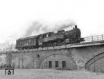 93 394 mit einem Postwagen unterwegs auf der Stadtbahn bei Berlin-Bellevue. (20.03.1962) <i>Foto: Joachim Claus</i>