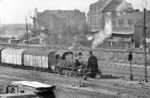 93 400 vom Bw Berlin-Grunewald rangiert im Bahnhof Westhafen. Hier befindet sich die Berliner Hafen- und Lagerhausgesellschaft mbH, kurz BEHALA genannt, die in Berlin mehrere Binnenhäfen mit den dazugehörigen Lagerhäusern, dem Güterumschlag, den Hafenbahnen und die Vermietung von Immobilien auf den Hafengeländen betreibt. (19.03.1962) <i>Foto: Joachim Claus</i>