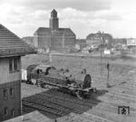 Blick von der Putlitzbrücke auf die im Gbf Moabit rangierende 93 400. (19.03.1962) <i>Foto: Joachim Claus</i>