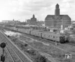 Ein ET 165 zwischen den Haltestellen Beusselstraße und Westhafen. Das markante Gebäude gehört zur BEHALA, der Berliner Hafen- und Lagerhausgesellschaft mbH. (19.03.1962) <i>Foto: Joachim Claus</i>