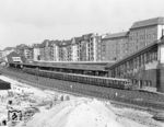 Ein ET 165 an der Haltestelle Berlin-Witzleben (heute: Bahnhof Messe Nord/ICC). Im Vordergrund die Baustelle der Stadtautobahn A 100. (19.03.1962) <i>Foto: Joachim Claus</i>
