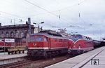 Deutsch-Deutsche Begegnung zwischen DR 132 031 (Bw Eisenach) und V 200 007 der BSW-Gruppe Lübeck in Magdeburg Hbf. (01.09.1990) <i>Foto: Peter Schiffer</i>