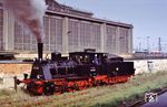 Anlässlich des 75-jährigen Jubiläums des Leipziger Hauptbahnhofs fuhr 89 6009 im Rahmen von Führerstandmitfahrten die Gleise blank. Die Lok (ex pr. T 3 "Berlin 1808", ex 89 7403) entstand 1902 bei Humboldt in Cöln und erhielt 1953 zur Vergrößerung ihres Aktionsradius einen Schlepptender. (13.10.1990) <i>Foto: Peter Schiffer</i>