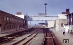Der Bahnhof Gutenfürst an der Bahnstrecke Leipzig – Hof wurde zwar schon 1848 eröffnet, eine größere Bedeutung erlangte er erst nach dem Zweiten Weltkrieg, als er Grenzbahnhof zwischen der amerikanischen und sowjetischen Zone, später zwischen der Bundesrepublik und der DDR wurde. Zwischen 1975 und 1980 wurde der Bahnhof festungsähnlich ausgebaut. Hierbei wurde eine Schaubrücke über alle Gleise gebaut, eine weiträumige Flutlichtanlage mit acht Masten sowie ein Stumpfgleis für den lokalen Reisezugverkehr innerhalb der DDR Richtung Plauen, das sich außerhalb der streng gesicherten Kontrollzone befand. Mit der Wende 1989 sank die Bedeutung des Bahnhofs rapide. Heute halten hier nur noch Nahverkehrszüge der Erfurter Bahn und der Vogtlandbahn. (13.10.1990) <i>Foto: Peter Schiffer</i>